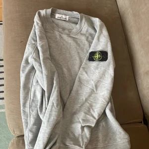 Stone island tröja - Grå Stone island tröja i storlek S men passar Storlek M också. Kan sänka pris vid en snabb affär. Väldigt bra skick