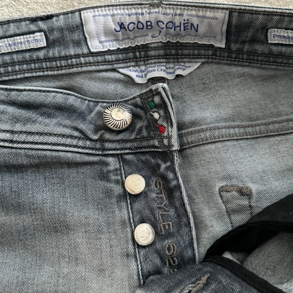 Snygga gråa Jacob Cohën Jeans i modellen 622 Slim i storlek 33, okej skick, förekommer små effekter, kontakt för ytterligare information!. Jeans & Byxor.