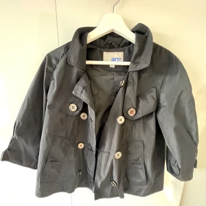 Svart trekvartsärmd jacka - Säljer en trekvartsärmd jacka som är köpt secondhand! Om du har några fler frågor är det bara att kontakta mig 🌸