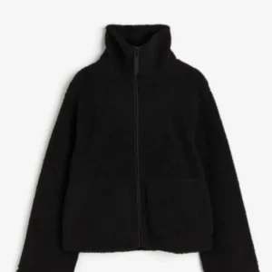 Svart teddyjacka HM - Säljer min jättefina teddyjacka från hm, då den inte kommer till användning. Är perfekt till höst och vintern, den är i bra skick. Skriv för frågor eller fler bilder💘💘