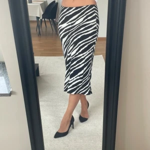 Zebra kjol Samsoe Samsoe - Superfin kjol från Samsoe Samsoe. Använd en gång. Nypris: 1499 kr