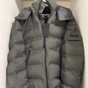 Amcci vinter jacka  - Hej säljer min Amicci jacka som jag köpte i London, skick 10/10 skriv så fort ni undrar något!