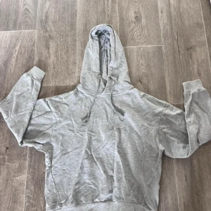Hoodie  - Knappt använd, nyskick! Tror den är från lager, är osäker då jag inte är hemma:( 