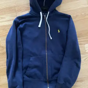 Det är en zip hoodie från Ralph lauren. Skicket på tröjan är riktigt bra Inge defekter är några andra skador. Tröjan är i storlek medium. Jag på bilden är 182 och väger 72 kg hör av er vid minsta lilla  funderingar ! Byten skulle även vara intressant