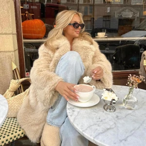 Beige pälsjacka - Säljer denna slutsålda jacka/kappa från gina då den är lite för stor för mig💓nypris 1300kr