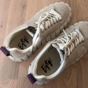 Eytys sneakers  - Säljer mina Eytys i linne material. Använda ett fåtal gånger, väldigt fint skick. Storlek 38