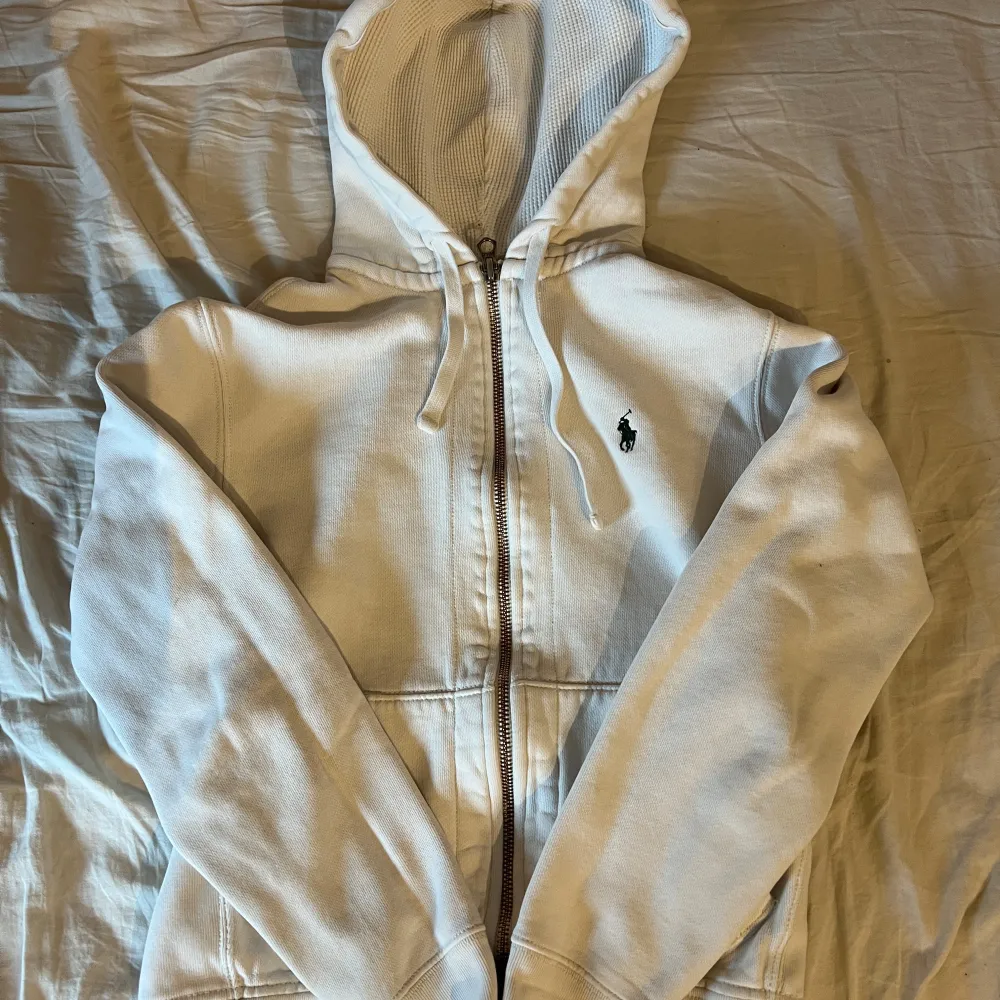 Hej, säljer denna snygga ralph lauren hoodie! Storlek small och den är kort på mig och jag är 175.  Priset kan diskuteras Skriv till mig för fler bilder och frågor . Hoodies.