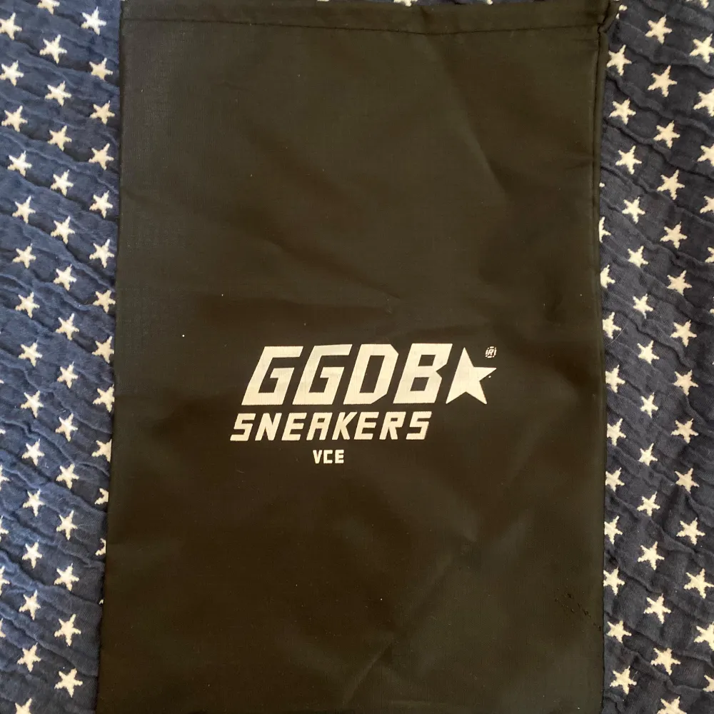 Säljer ett par Golden Goose sneakers i storlek 43. Skorna är i bra skick och kommer med originalpåse. Kontakta mig om du är intresserad! Och kan gå ner i pris vid snabb affär.. Skor.