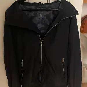 Säljer min windbreaker ifrån Demin den är jävligt skön och hjälper som fan nu på hösten med värme