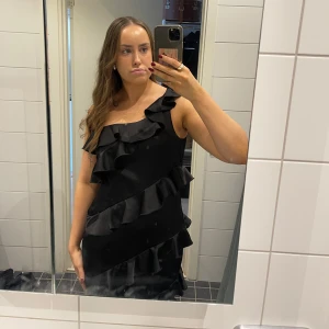 Aftonklänning  - Säljer denna alldeles perfekta klänningen som jag endast haft på en sittning! Storlek 42 men passar mig som vanligtvis är en 38/40! Köpt här på plick när den var så gott som ny!