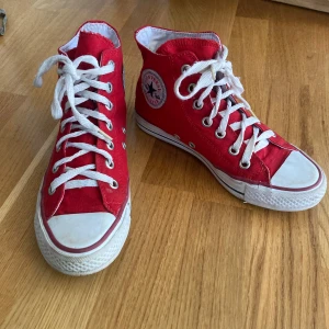 Röda converse - converse i nyskick!! storlek 38 och aldrig använda⭐️