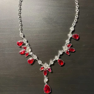 Silvrigt diamanthalsband  - Har haft det i några år men knappt använt