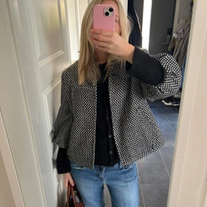 Trekvartsärmad jacka  - Sååå fin trekvartsärmad jacka / kappa köpt second hand💞💞🎀🎀så snygg till hösten. Skriv vid frågor eller vid eventuellt fler bilder!