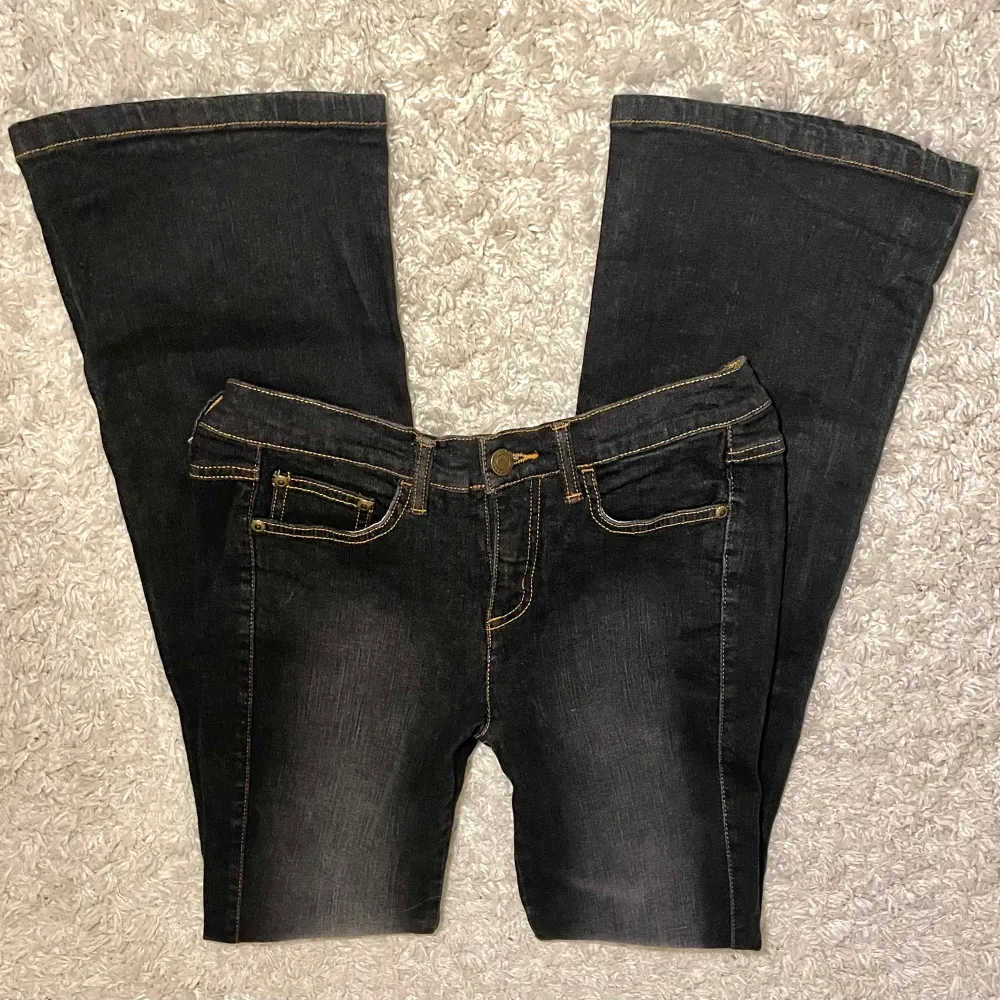 Lågmidjade utsvängda jeans från John Bahner! Midjemåttet är 38 cm tvärsöver och innebenslängden är 82.5 cm. Frakt tillkommer på 80 kr och betalning sker direkt via swish 💋. Jeans & Byxor.