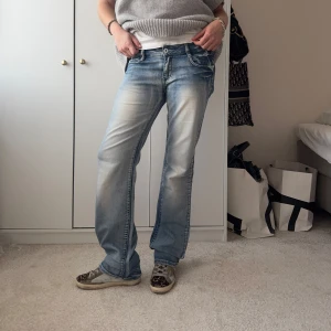 Bootcut jeans - Dösnygga ljusblå bootcut jeans🩵👖39cm över midjan och 82cm i innersöm