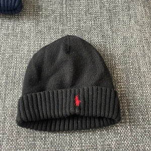 Ralph lauren mössa - Tjena! Säljer nu denna feta Ralph lauren mössa som är perfekt till vintern. Nypris 750 mitt pris 279 Färg svart storlek: 43 cm | Kom privat vid intresse 