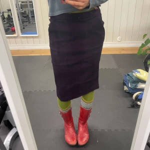 Mönstrad midikjol - Lila midikjol. Toppen skick. Storlek M men egentligen en S. Skriv vid frågor ☺️