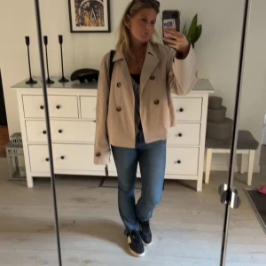 bootcut jeans - Levis jeans, mörkblå bootcut, W25 L32 lite långa på mig som är 163. Knappt använda, nypris 1299kr