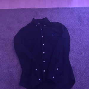 Ralph lauren skjorta - Strl S, skick 10/10 Pris kan diskuteras  Färgen är marinblå men ser lite mörkare ut 