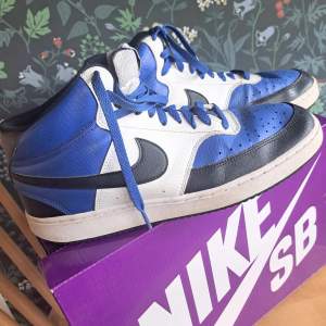 Nike Court Vision Mid Black Royal. Storlek 44. Mycket sparsamt använda och i gott skick. 