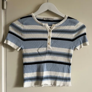 Topp - Dam - Croppad T-shirt från Chiquelle. Använd fåtal gånger. I mycket gott skick. Inga skavanker. Stretchigt tyg.