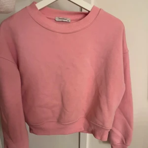 Sweatshirt  - Rosa sweatshirt från Chiquelle storlek xs, lite kortare i modellen