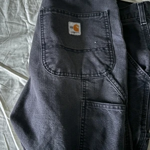 carhartt carpenter pants - Bra skick ett lagat hål på knäet. Köpta på secondhand i Lisabon