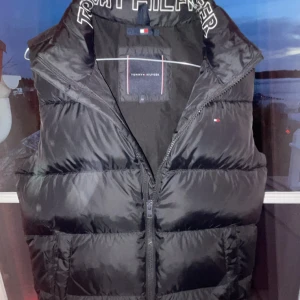 Tommy helfiger väst - Svart Tommy hilfiger väst, skick 9/10 säljer eftersom jag har växt ut den 