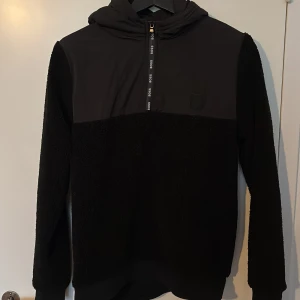Hugo boss fleece  - Den är storlek 16 år (barn). Passar till dig som är cirka 170cm lång Skick 9/10 Hel svart fleece väldigt fräsch  Perfekt till hösten/vintern