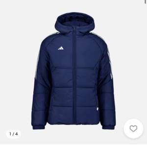 Säljer min adidas jacka. Köpt från stadium. Nypris 1399kr. Men säljer för 600kr. Då den ej är använd, jag köpte den i höstas 2024 inför vintern då den är för stor för mig så vill jag gärna sälja den så att jag kan köpa en ny vinterjacka. 