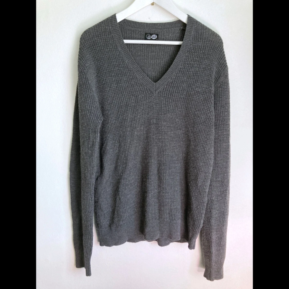 Våffelstickad mörkgrå tröja, ull, S 44/46, Cheap Monday, finstickad, V-ringad, klassisk
