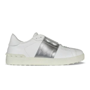 Valentino garavani skor - INTRESSEKOLL på mina silver Valentino Garavani skor i storlek 37 men passar 38, fråga om bilder och mer. I bra skick lite repor bara och går att rengöra. Kommer med dustbag