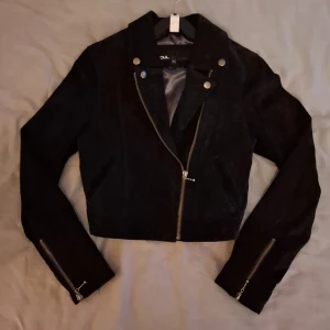 Mara biker mocka jacka från ZOUL  - Supersnygg jacka i äkta mocka med snygga detaljer. Riktigt snygg fest jacka! Nyskick! 😊🩷