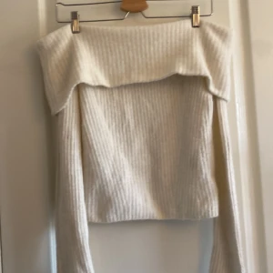 Stickad off shoulder tröja - Jättefin och mjuk💕endast använd 2 gånger men säljer pågrund av att den inte kommer till användning💕