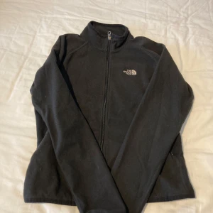 The North Face tröja  - En snygg North Face tröja i storlek S i barn 134. Bra träningströja inför hösten! I bra skick men synd att den är använd.  Möts upp i Sundbyberg men kan också frakta!🚚👍