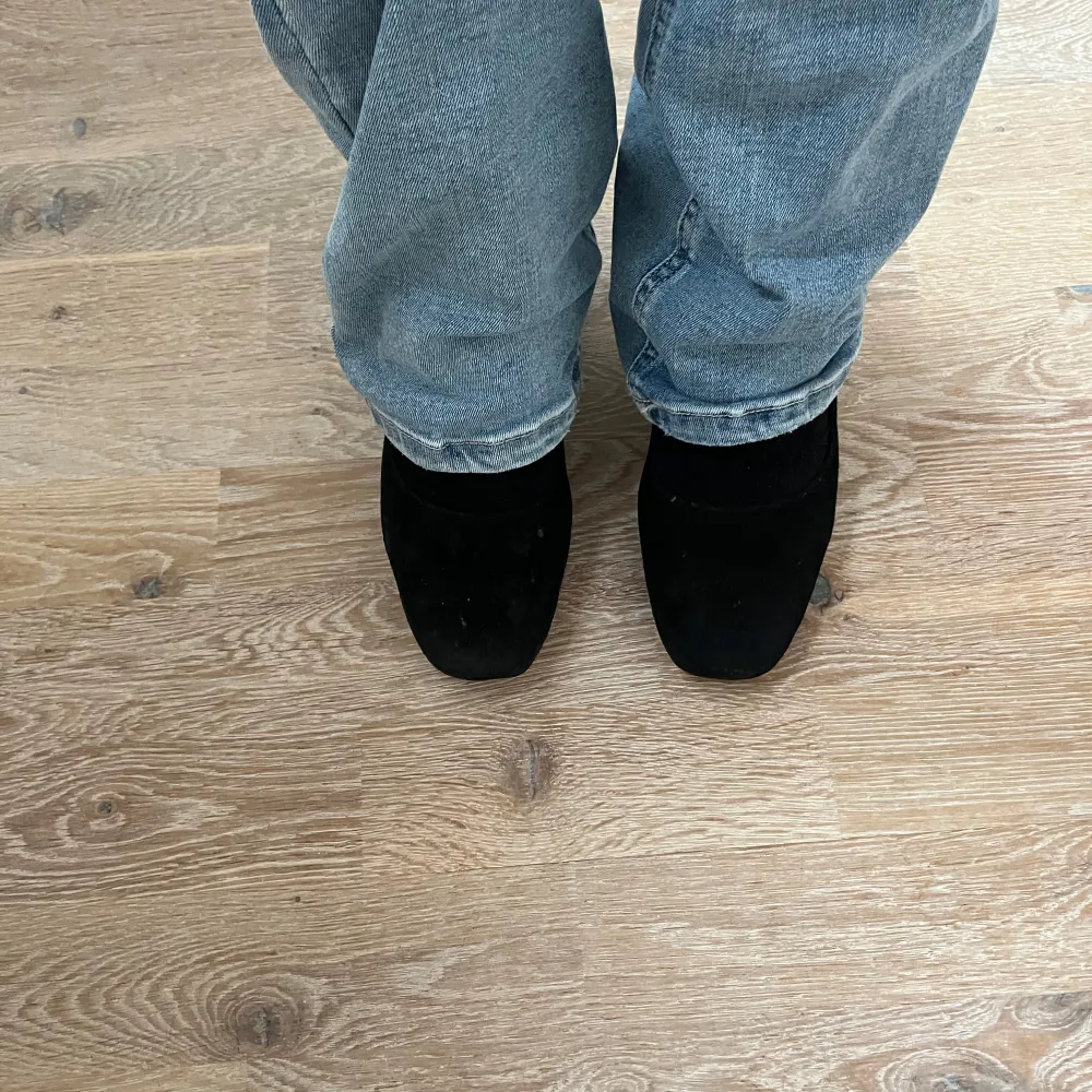 Säljer ett par eleganta svarta mockapumps med klack. Perfekta för både vardag och fest! De har en klassisk design med en bekväm passform. Använda men i bra skick. Passar perfekt till jeans eller klänning. Skriv för fler bilder eller frågor❤️. Skor.