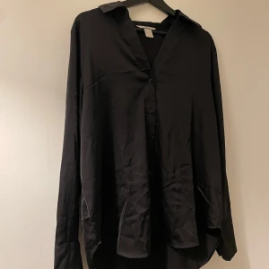 Blus/skjorta - Blus/skjorta från hm med djup v ringning samt slits i ärmarna. Endast testad. 