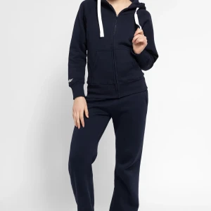 Mörkblå hoodzip från Russemerch - Säljer en snygg och bekväm mörkblå hoodie med dragkedja och vita snören. Perfekt för en avslappnad stil eller träning. Den har långa ärmar och en praktisk huva. Passar bra till både vardag och sportiga aktiviteter. Aldrig använt och med prislappen kvar!