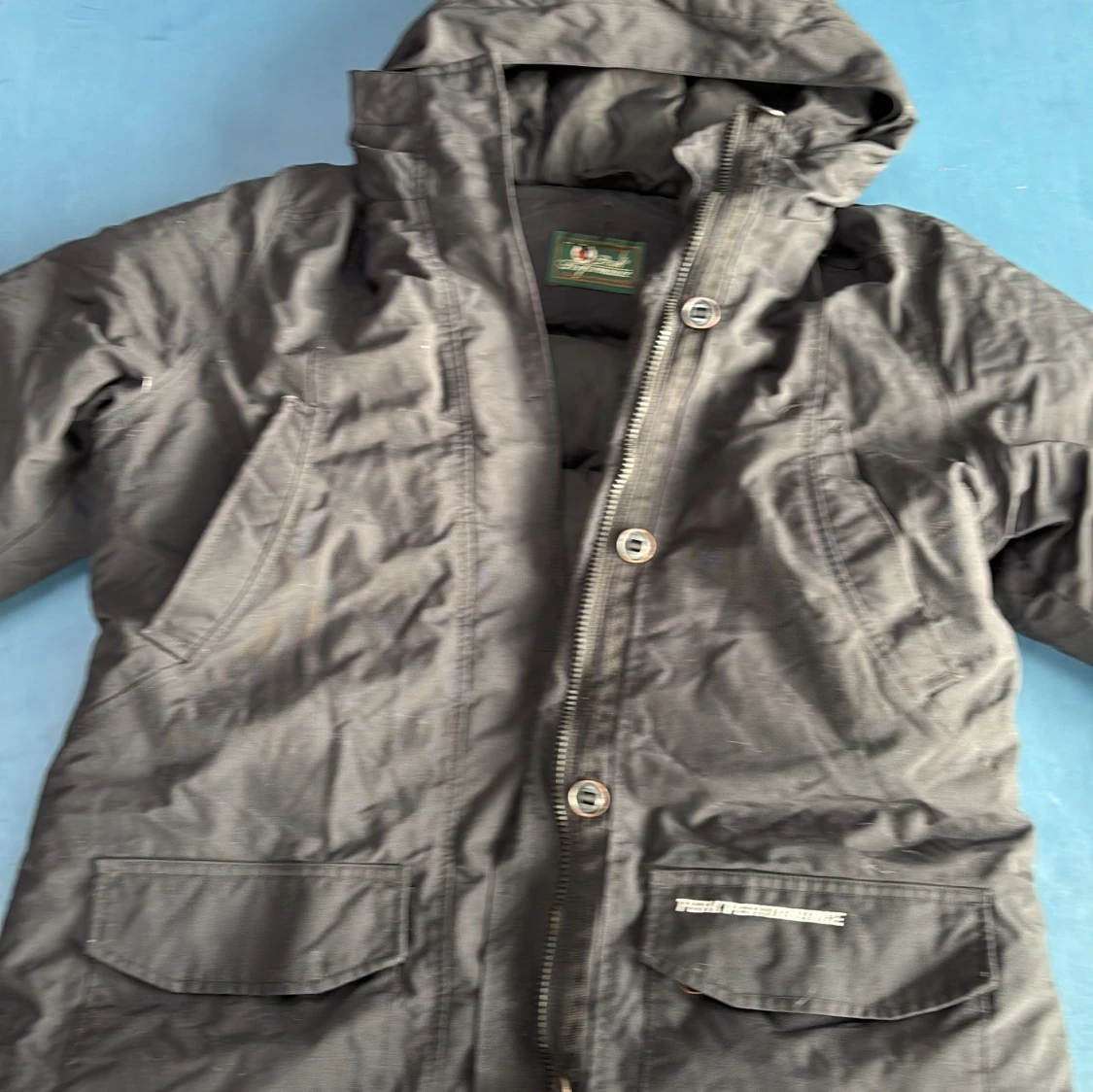 Svart pufferjacka från Peak Performance