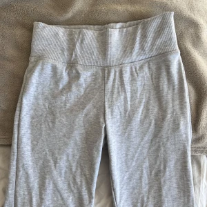 Grå mjukisbyxor från Bershka - Säljer ett par superbekväma grå mjukisbyxor från Bershka. De har en låg midja och är gjorda i mjukt bomullsmaterial. Perfekta för en chill dag hemma eller en avslappnad promenad. Endast använda 1 gång, passar S och M