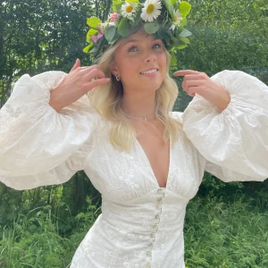 Adoore långklänning - Långklänning i använt skick med små hål och fläckar (därav billigt pris) men det syns endast om man kollar nära!