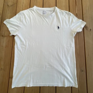 Vit Ralph Lauren T-Shirt  - Säljer nu min sjukt snygga Ralph Lauren T-Shirt. Skick 9/10 använd men inga defekter. Storlek S passar 180cm~. Hör av dig om du undrar något eller vill ha fler bilder!