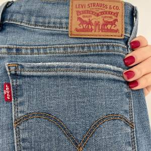 Skinnyjeans med hål från Levis i modellen 710 super skinny, sällan använda och är i nyskick, superfin passform, formar benen jättefint, färgen är gudomlig Strl 27 Pris 370