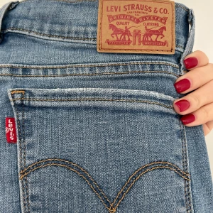 Levis Jeans  - Skinnyjeans med hål från Levis i modellen 710 super skinny, sällan använda och är i nyskick, superfin passform, formar benen jättefint, färgen är gudomlig Strl 27 Pris 370