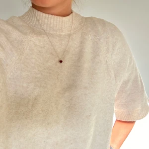 Stickad t-shirt  - Stickad t-shirt använd Max 3 gånger 