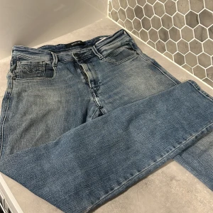 Replay Jeans - Jag säljer roktigt snygga blåa Replay Anbass Jeans. Skick 8/10. Riktigt sköna och snygga jeans. Storlek 31/32