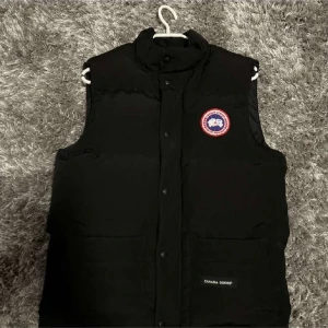 Canada goose väst  - Den är som ny använd x antal gånger, rökfri, djurfri  PM för fler bilder                                          Strl: S/M