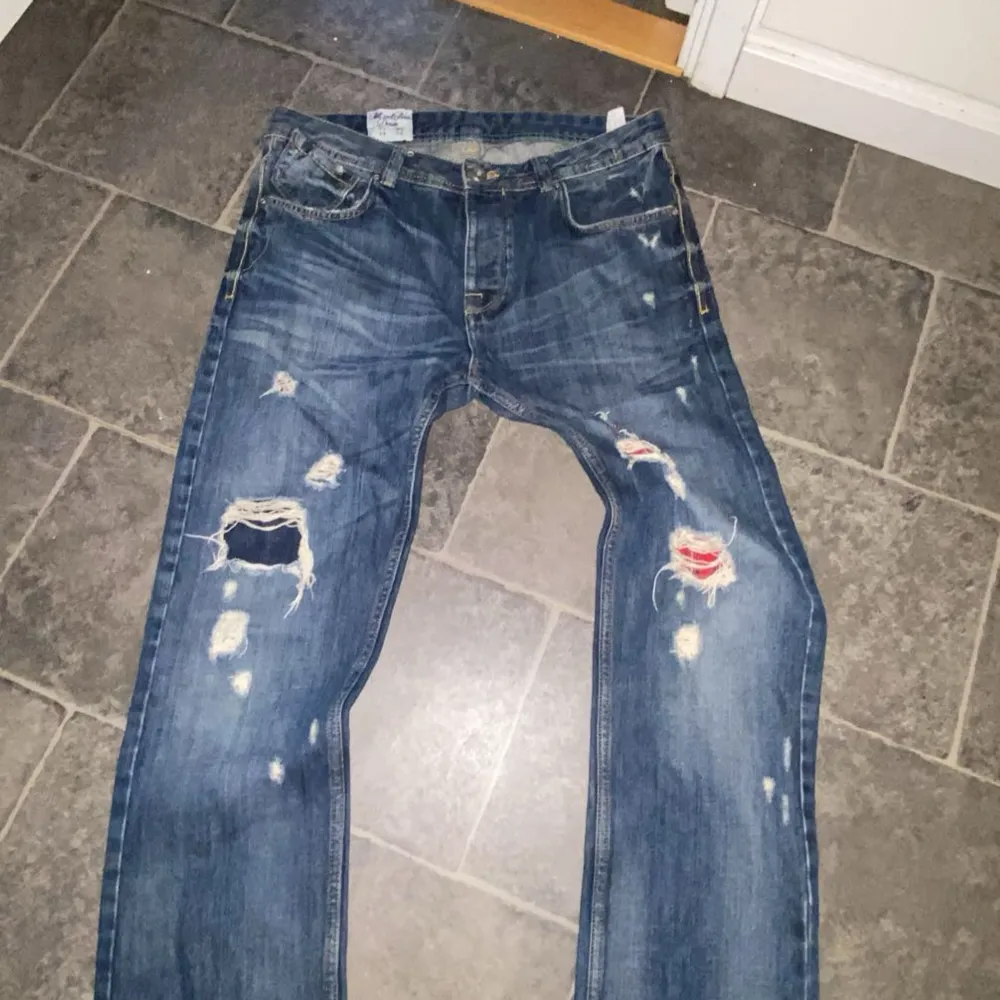 Helt ny jeans har inte änvedet de och dem är äkta super fin aesthich med knappar för stänga . Jeans & Byxor.