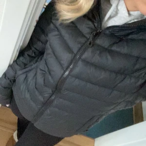 Svart pufferjacka - Säljer en svart pufferjacka i använtskick. Den är perfekt för hösten och våren🍁🍂. Jackan har långa ärmar och en normal passform, vilket gör den både stilren och bekväm! Storlek S