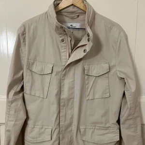 John Henric Field jacka - John Henric field jacka i storlek S⭐️ Jättebra skick! Nypris 1 599:-, mitt pris 999:- men kan gå ner vid snabb affär.